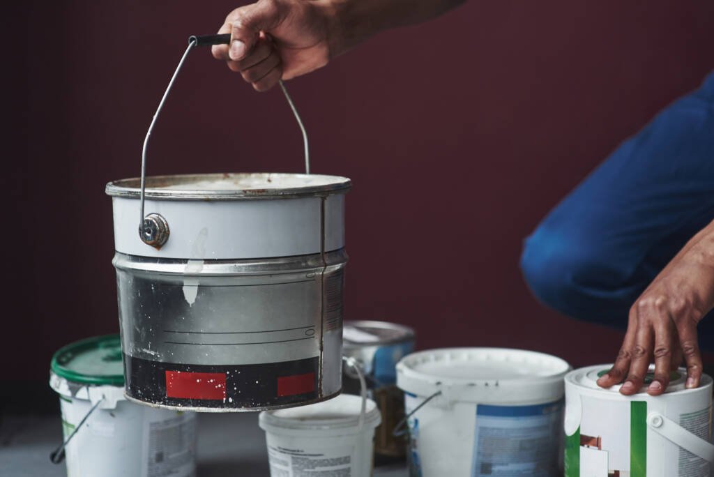 Pots de peinture préparés pour rénover l'intérieur de la maison