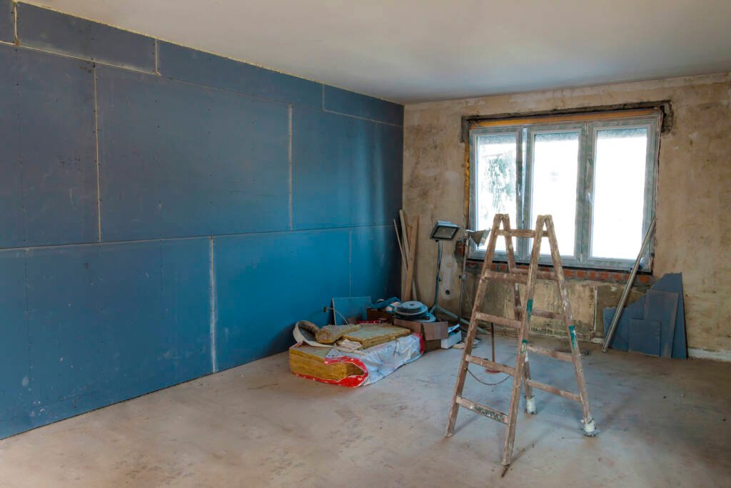 Rénovation d'une pièce à vivre sur Avon. Isolation, peinture des murs et mise en place moquette pour le sol
